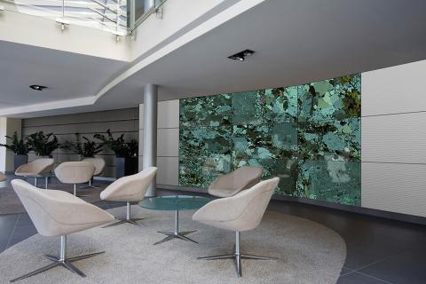 Feature wall in ViviSpectra Zoom glass with Garnet Schist Crossed Polarized interlayer