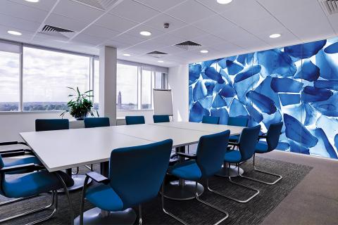Feature wall in ViviSpectra Zoom glass with Azure Glass interlayer