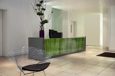 Reception desk in ViviSpectra Zoom glass with Feather Grass interlayer