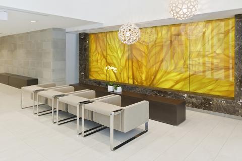 Feature wall in ViviSpectra Zoom glass with Citrus interlayer